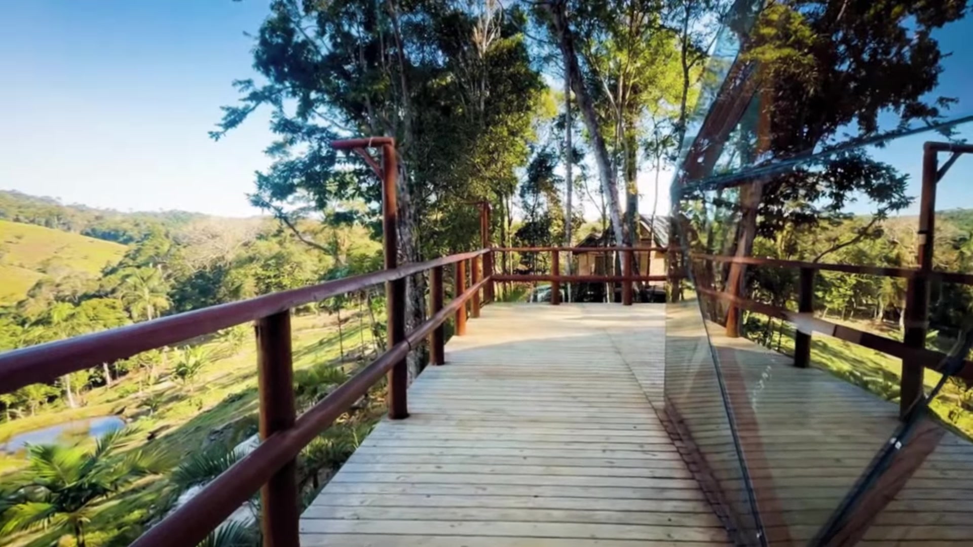 Interior do Domo Geodésico com vista para a natureza